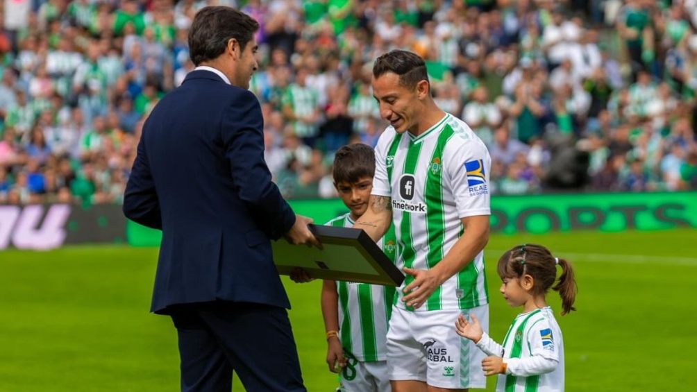 Andrés Guardado recibe reconocimiento por parte del Betis
