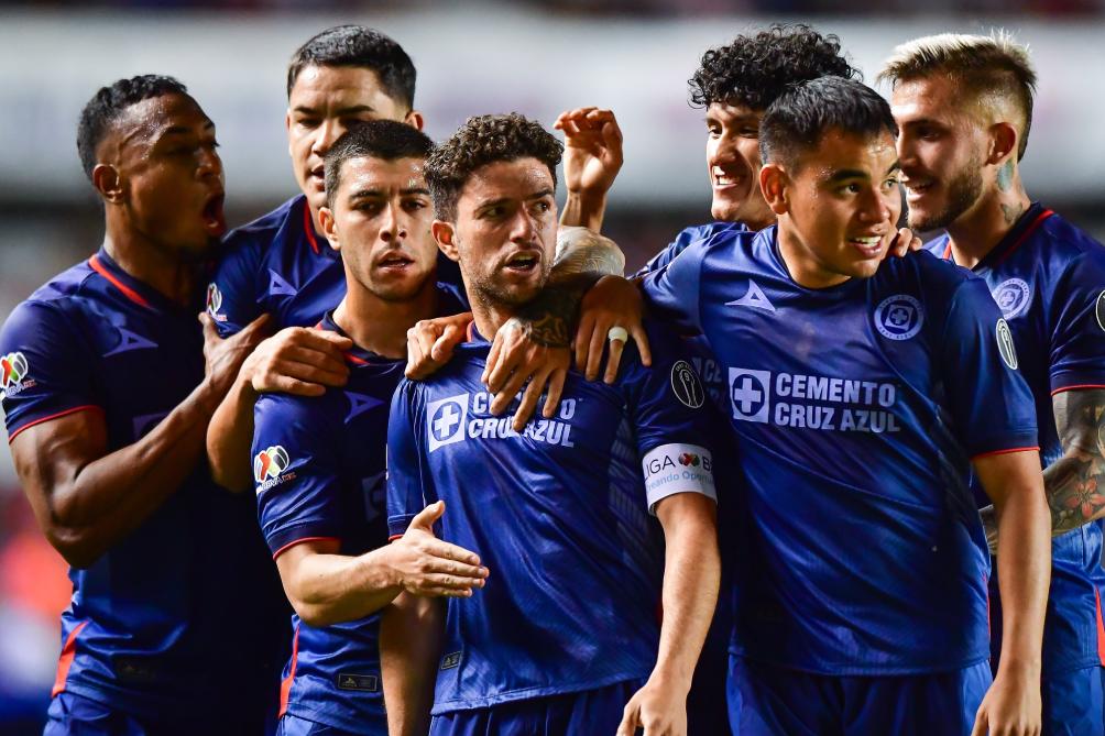 Jugadores de Cruz Azul celebran el gol de Rivero