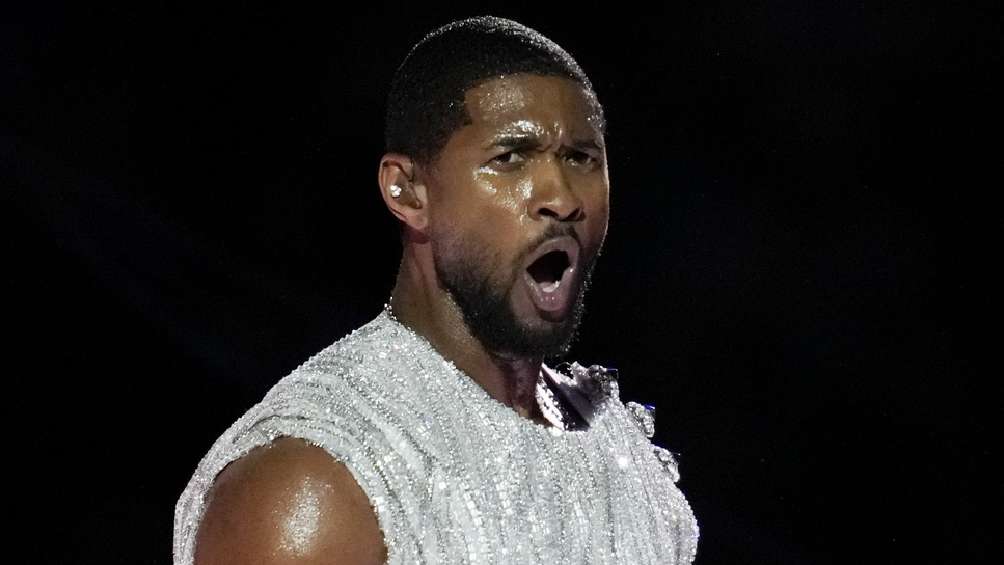 Usher tuvo cuatro cambios de vestuario. 