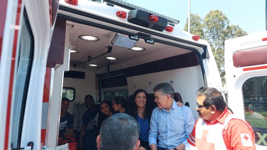 González Iñárritu en la donación de la ambulancia para Guerrero 