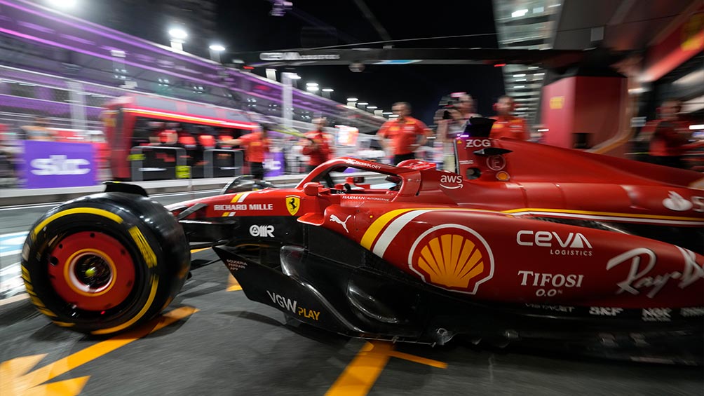El Ferrari de Charles Leclerc sale a la pista de Jeddah en la P2