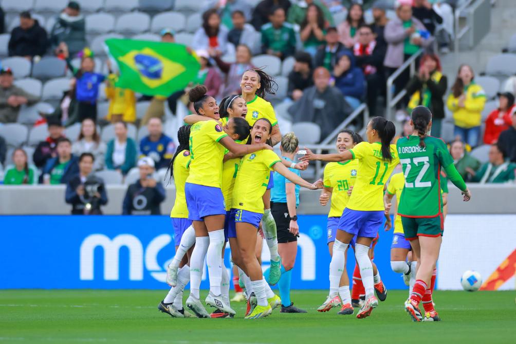 Jugadoras de Brasil en festejo de gol
