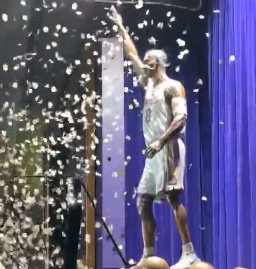 Lakers develó la estatua a las afueras de su estadio 