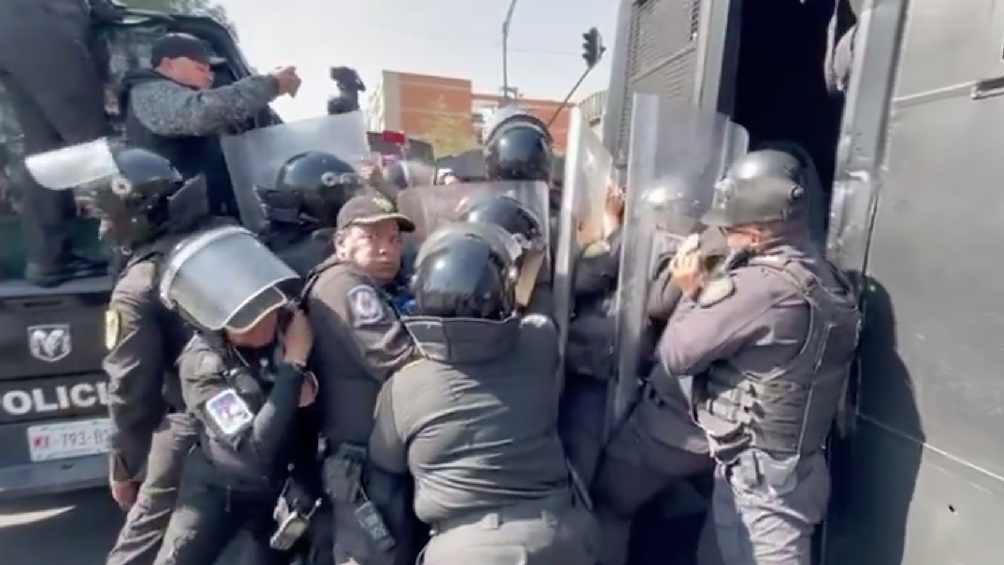 Los policías replegaron violentamente a los manifestantes. 