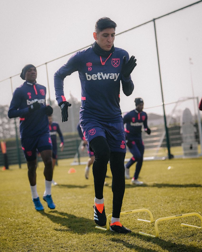 Edson Álvarez en entrenamiento con West Ham