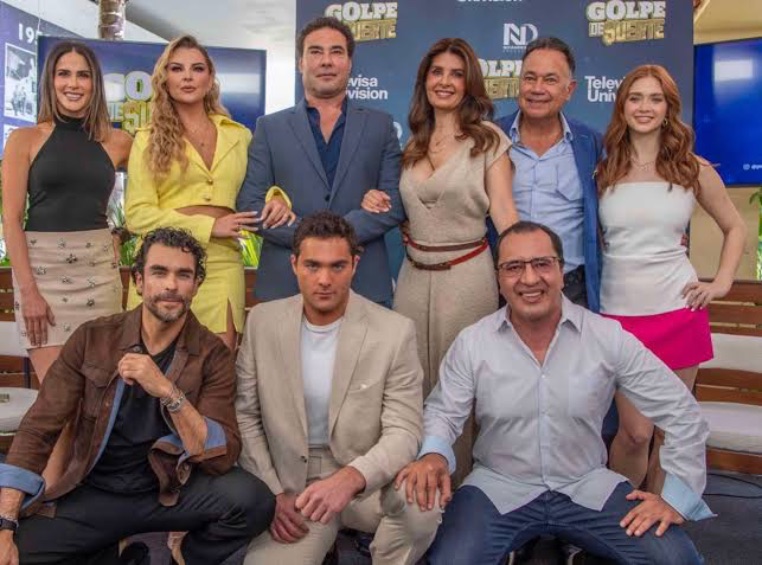 Nicandro Díaz con el elenco de 'Golpe de Suerte'.
