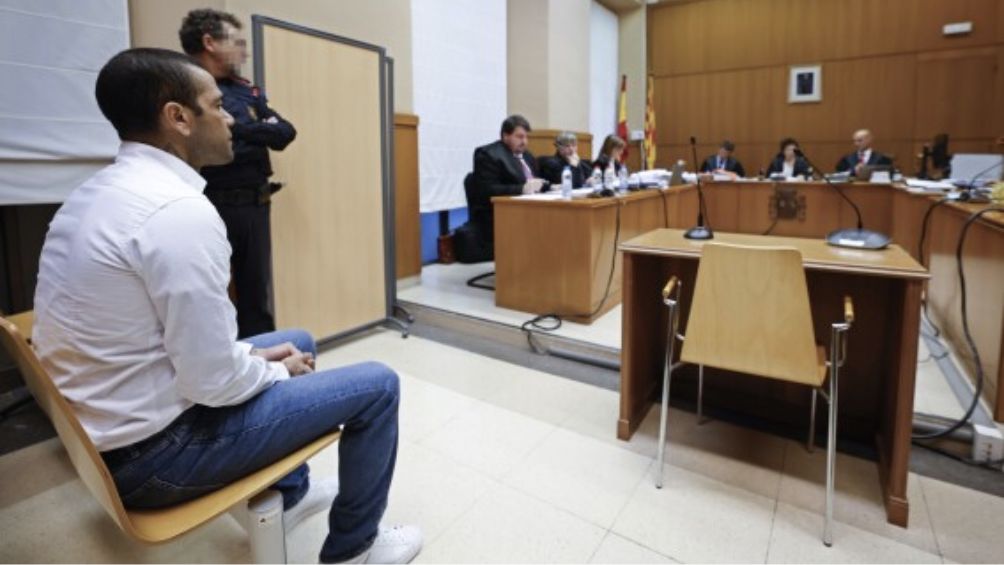Dani Alves escucha su sentencia en juicio 