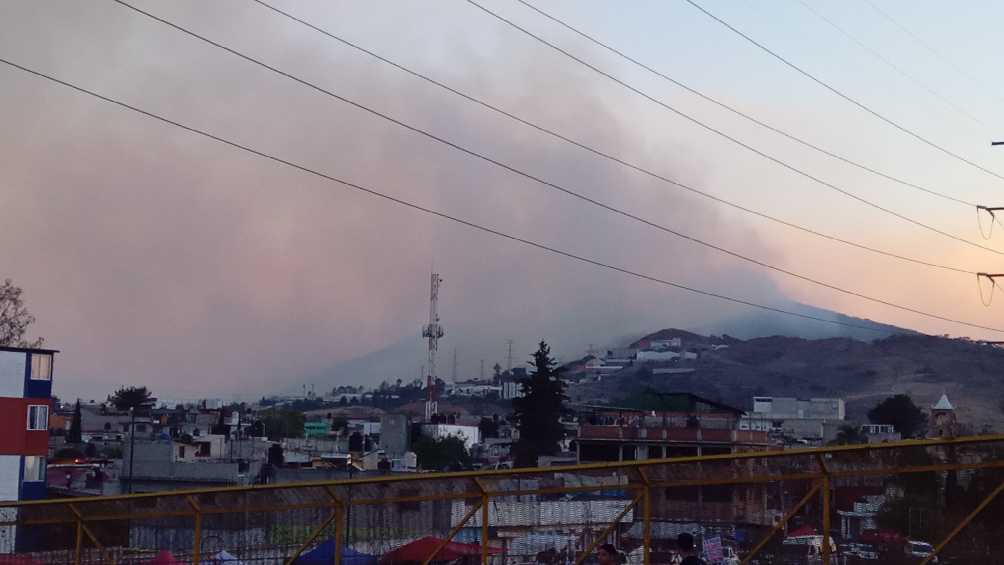 Algunos reportes indican que el fuego surgió en el Panteón Valle de Paz. 