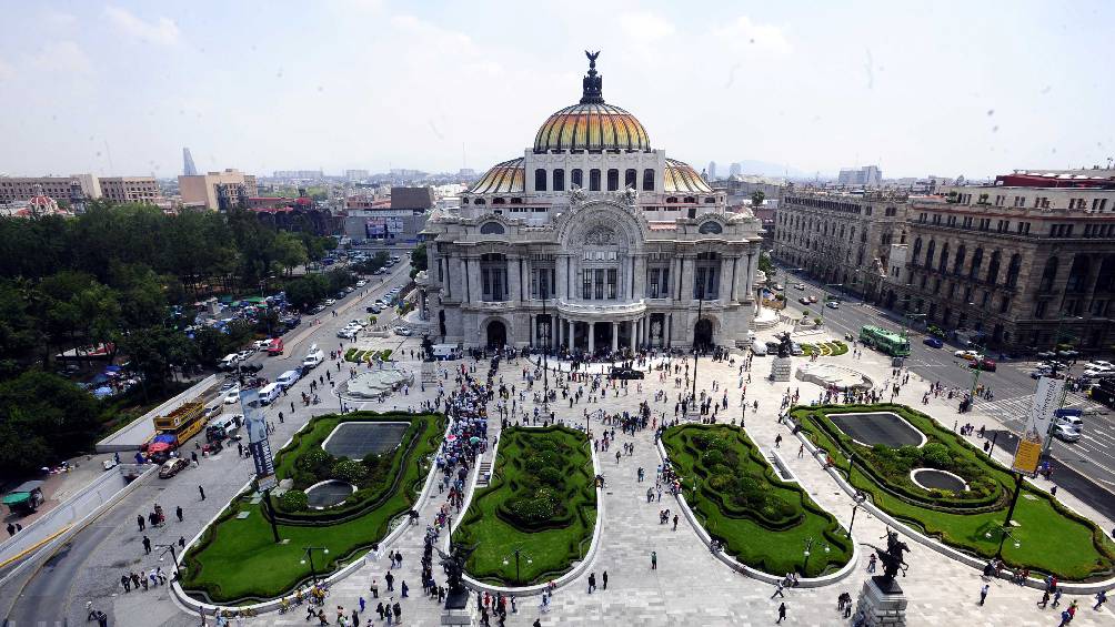 La Secretaría de Cultura desmintió que esté prohibido tomarse fotos afuera de Bellas Artes. 