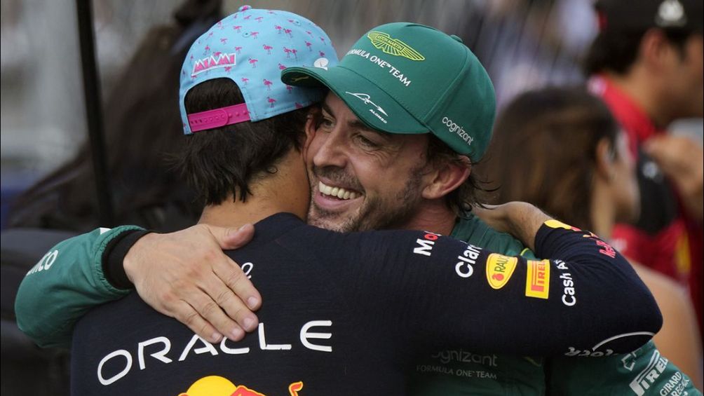 Fernando Alonso abrazando a Checo Pérez