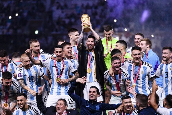 Lionel Messi levanta el trofeo tras ganar el Mundial