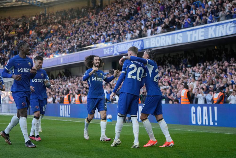 Jugadores de Chelsea en festejo de gol 