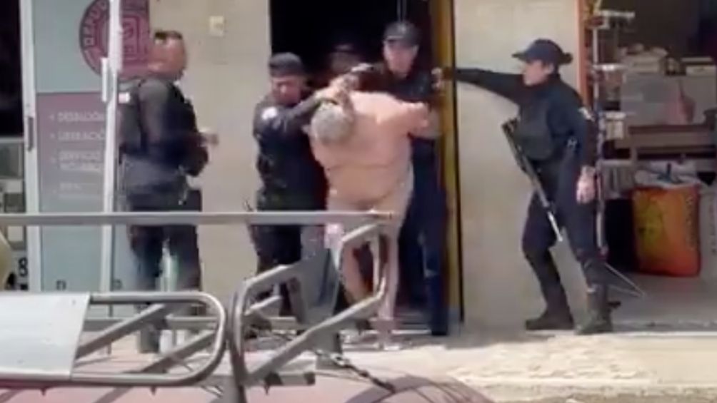 El exluchador siendo detenido por las autoridades