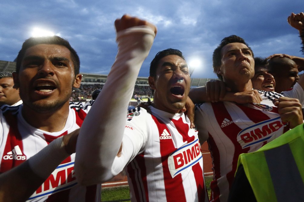 Los jugadores de Chivas en festejo del gol de Torres