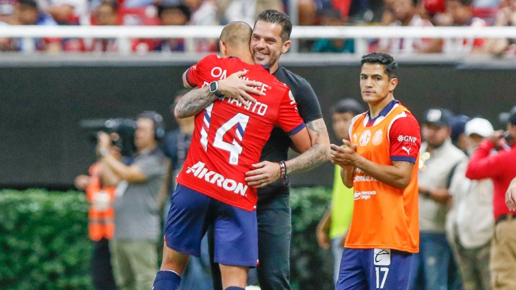 Fernando Gago celebrando el gol con Javier Hernández