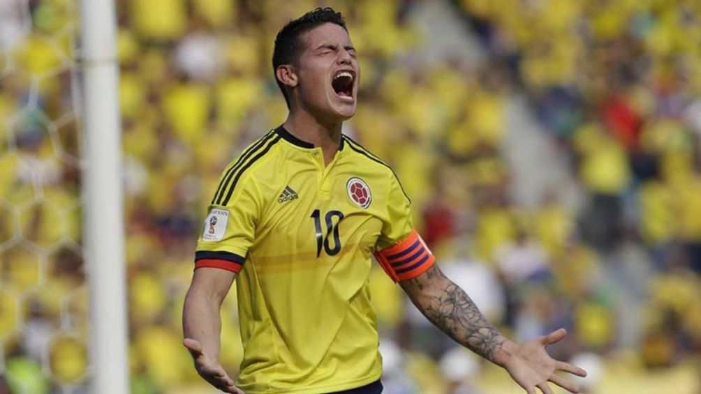 James celebrando un gol con Colombia
