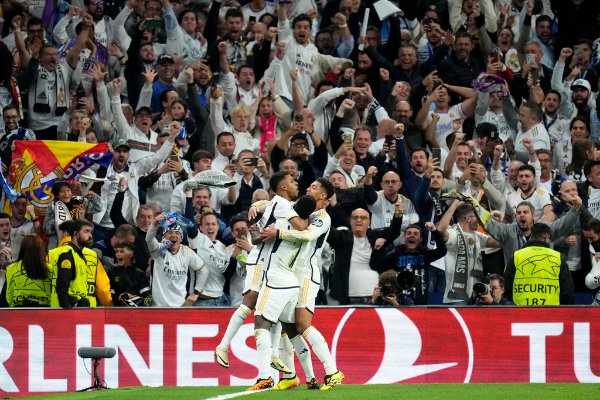 Jugadores de Real Madrid celebran uno de los goles