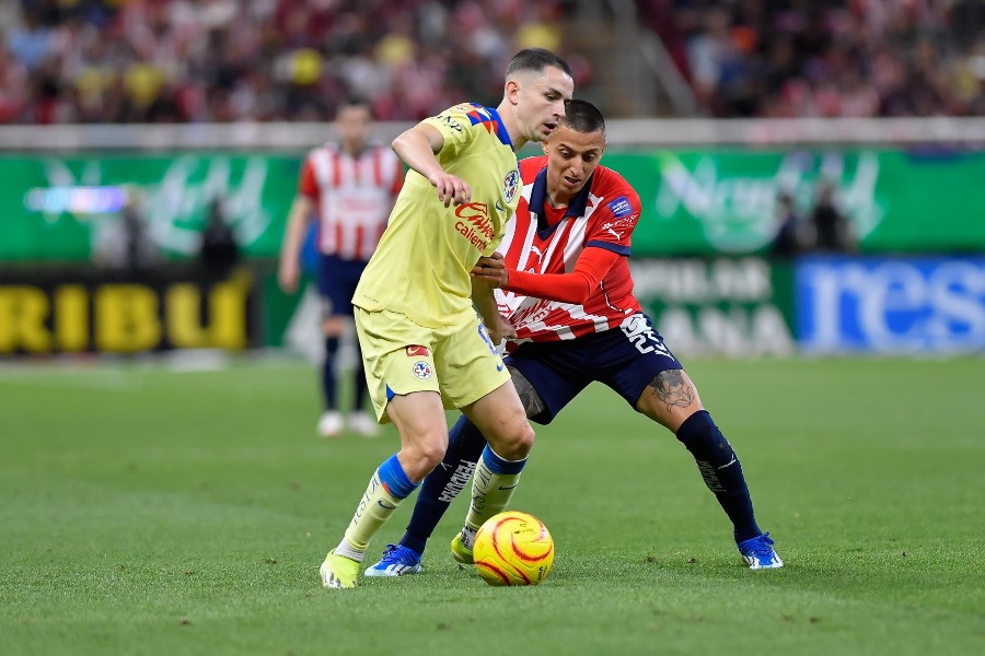 Álvaro Fidalgo en un duelo contra Chivas