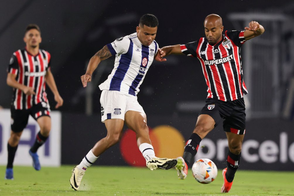 Miguel Navarro en el partido contra Sao Paulo en Libertadores
