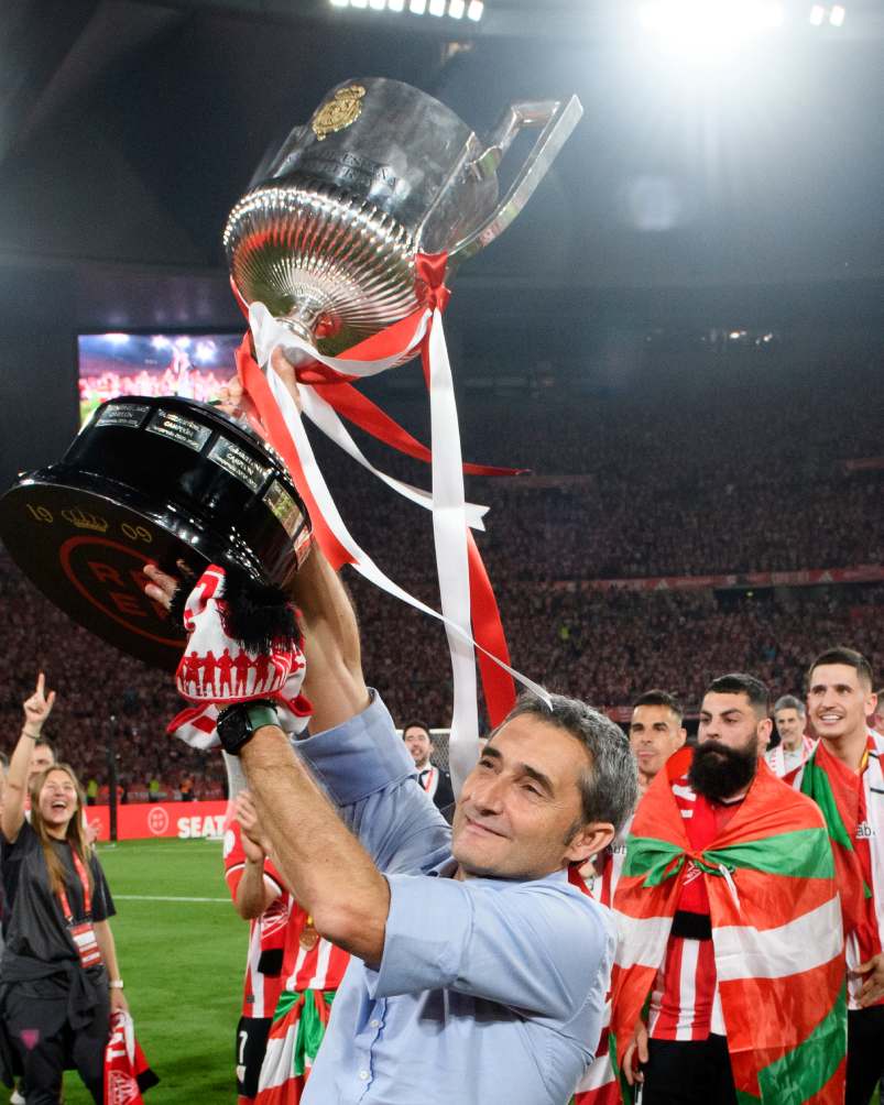 Valverde con el trofeo de la Copa del Rey