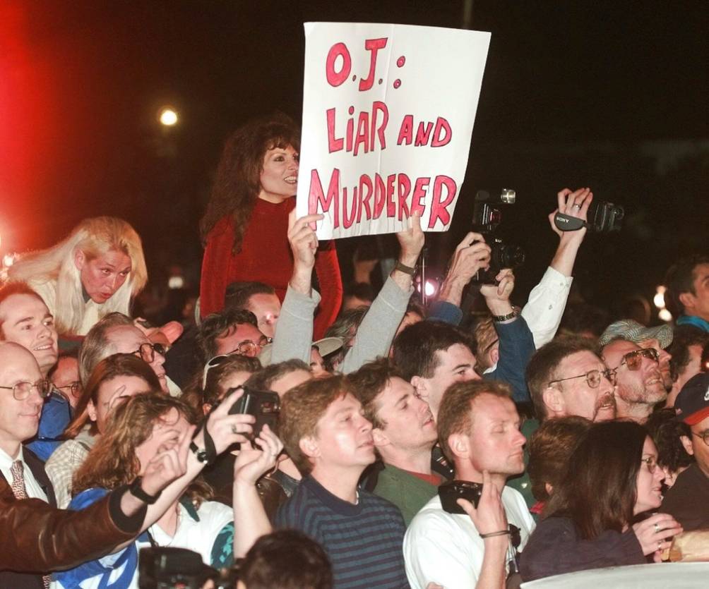 Una multitud reclama luego que O.J. fue encontrado inocente