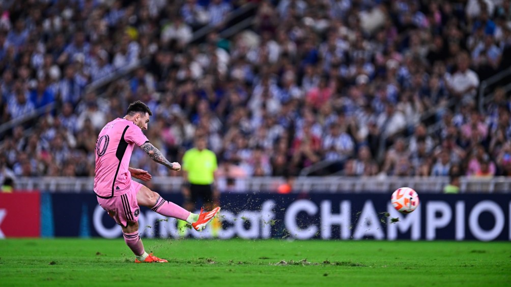Messi cobró muy mal un tiro libre por culpa del césped