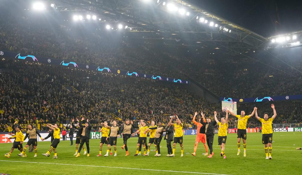 Borussia Dortmund celebra con su afición 