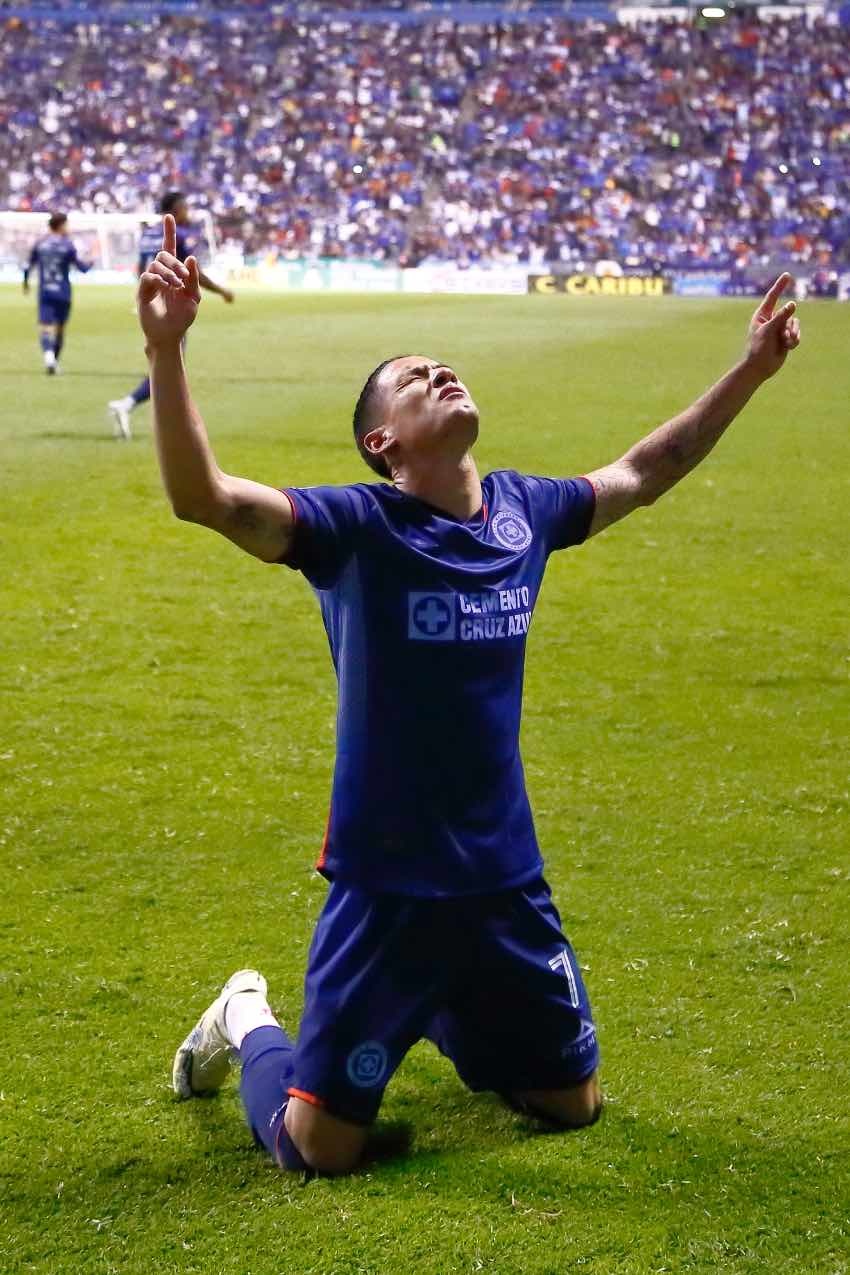 Uriel Antuna en celebración de gol con Cruz Azul