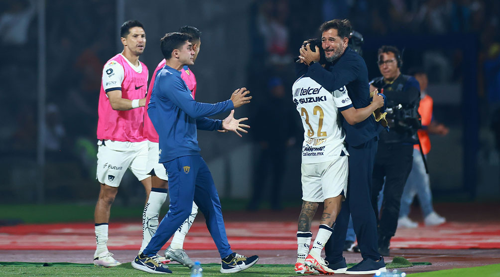 El técnico auriazul se abraza con Leo Suárez en un partido pasado