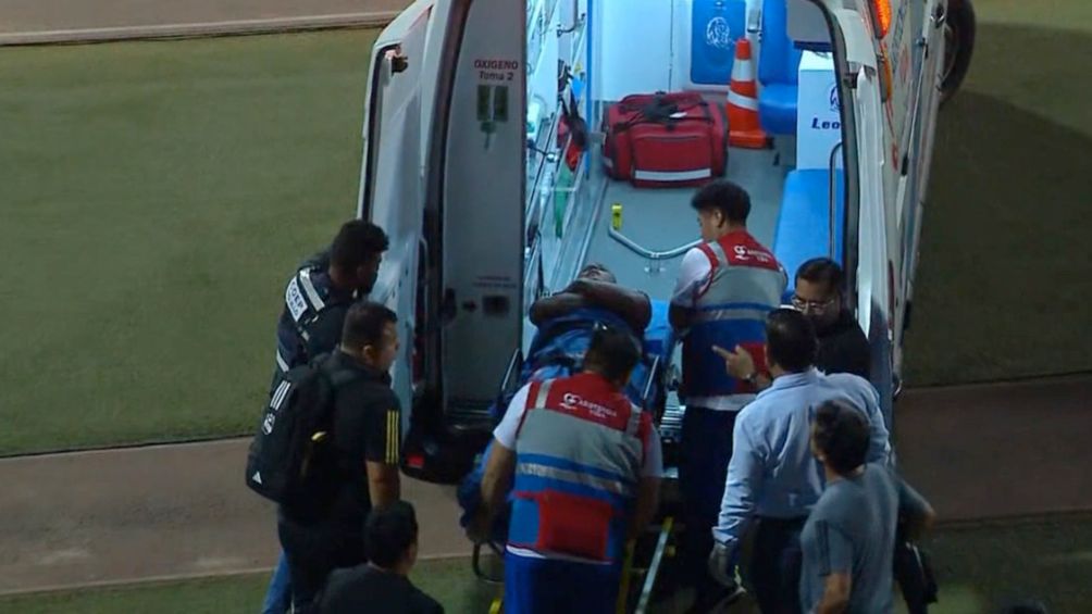 Yotún salió en ambulancia del estadio