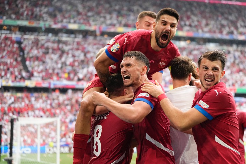 Serbia celebrando su gol de último minuto