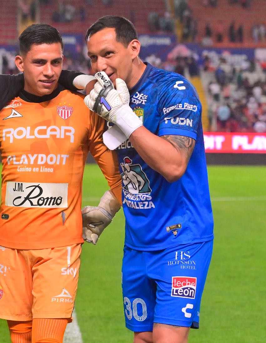 Malagón y Cota en un partido de Liga MX