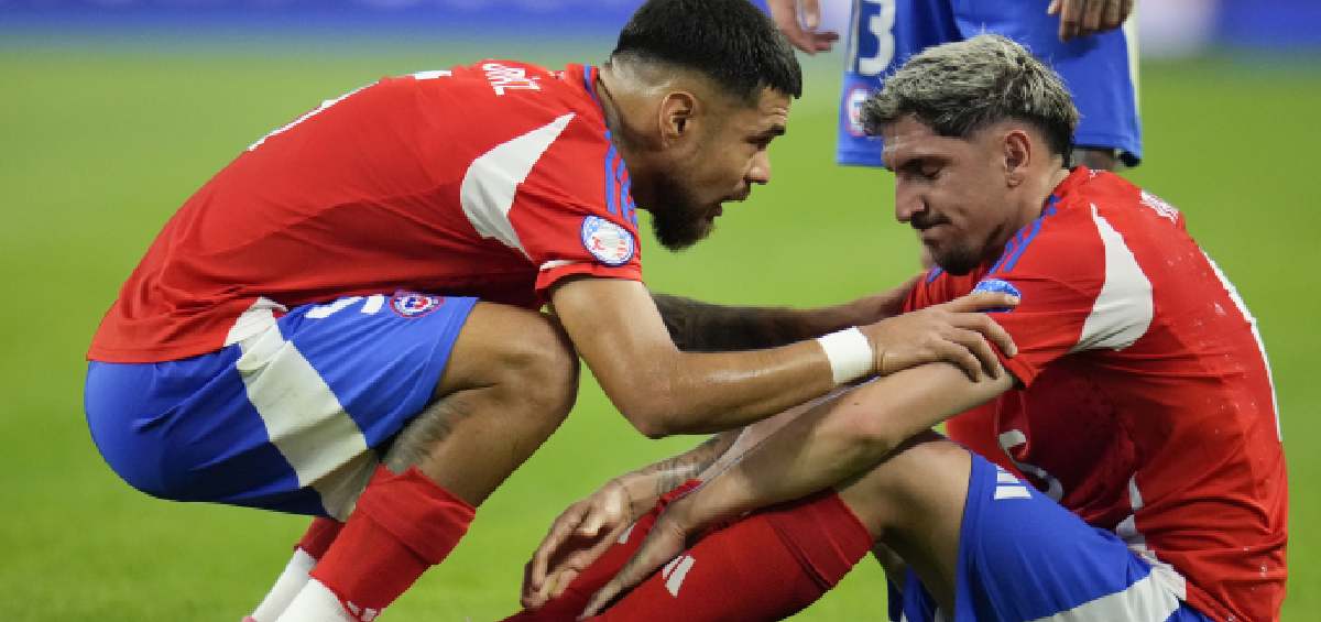 Diego Valdés salió lesionado ante Perú