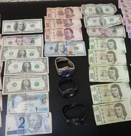 Dinero y relojes que había robado Jorge Ayhllon Bucio
