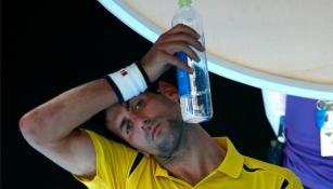 Djokovic se esconde del calor en Melbourne