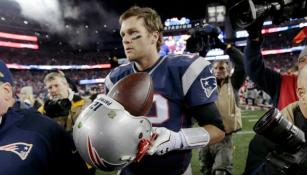 Brady se lleva el balón al vestidor tras el juego contra los Jefes