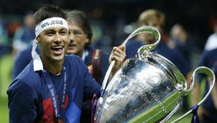 Neymar carga la copa de la Champions League
