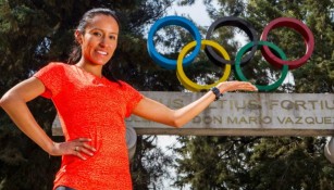 Brenda Flores posa con los aros olímpicos