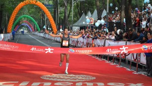 Un participante cruza la meta en la cuarta carrera Cinemex  