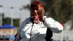 Dora García, presumiendo la medalla que ganó en los Parapanamericanos de Guadalajara