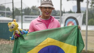 Aída Román posa con la bandera de Brasil
