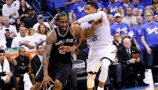 Kawhi Leonard se quita la marca de Andre Roberson en el duelo entre Spurs y Thunder