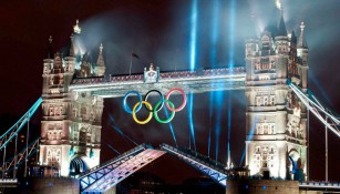 Tower Bridge luce aros olímpicos en Londres 2012
