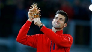 Novak Djokovic levanta su trofeo del Abierto de Madrid