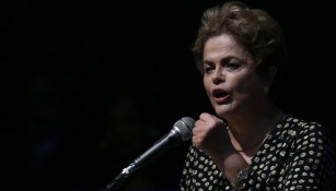 Dilma Rousseff da un discurso como mandataria de Brasil