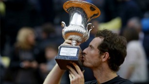 Andy Murray besa su trofeo obtenido en el Abierto de Italia 