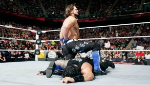 AJ Styles después de aplicarle el  'Styles Clash' a Roman Reigns