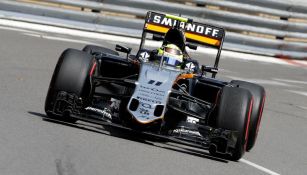 Checo Pérez conduce su monoplaza en el circuito de Mónaco