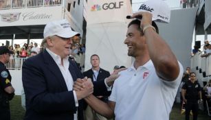 Donald Trump saluda al golfista Adam Scott en la última edición del WGC-Cadillac Championship