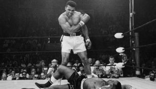 Muhammad Ali frente a  su oponente Sonny Liston